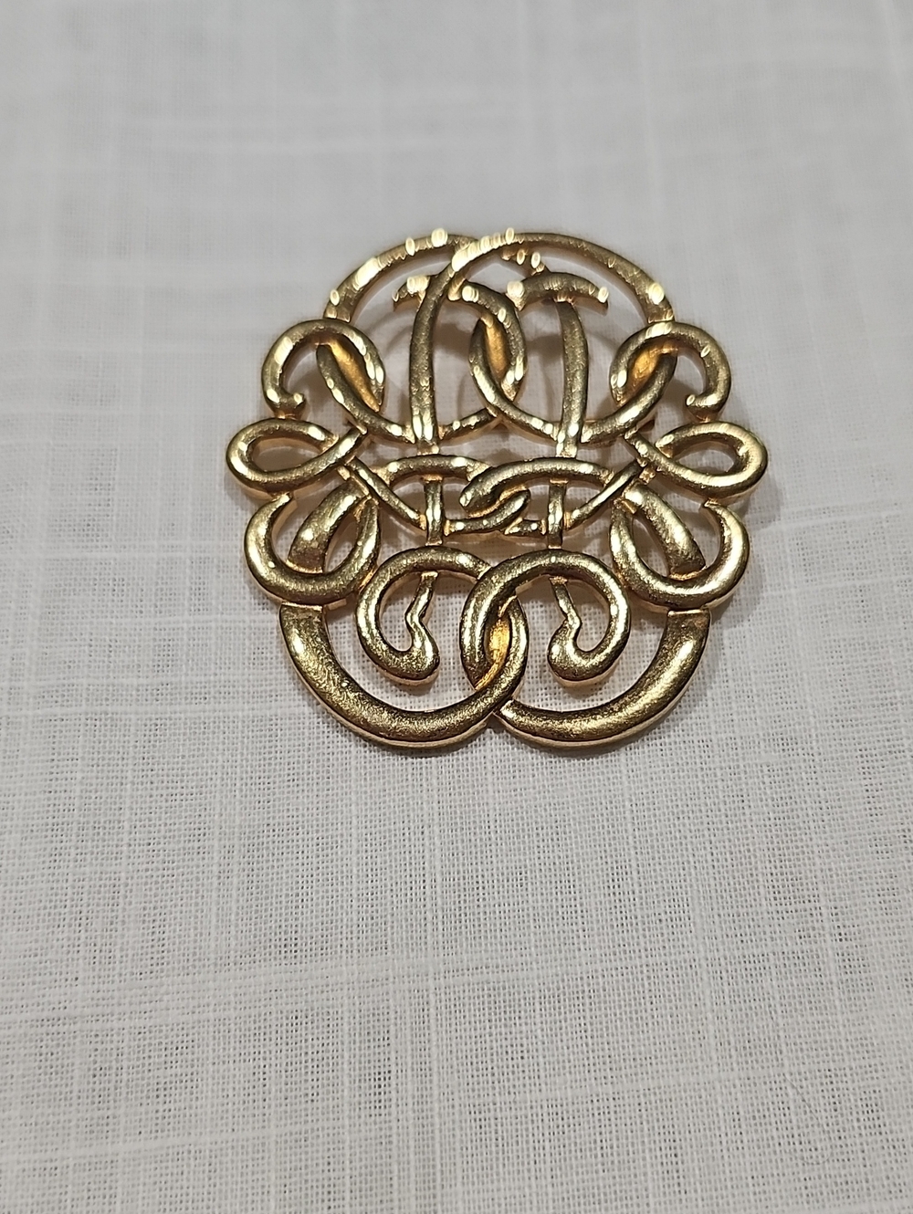 Vintgage 1989 Avon Gold Tone Decorative Filigree Crest Brooch - Women's Jewelry